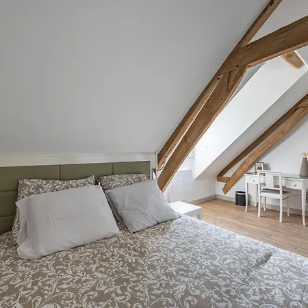 Clos 1736 - Le Mahon بيت للعطل